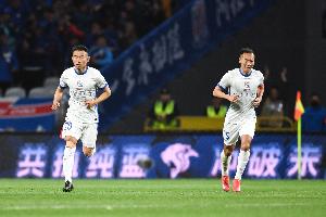 媒体人介绍申花踩场：吴曦未参加合练，锋线仍是路易斯和米内罗