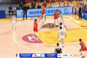 冲劲十足！吴骁坚决攻击篮筐 转身顶开防守强攻上篮得手