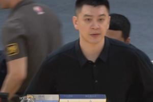 小巴里-布朗突破造成李晓旭犯规 杨鸣情绪激动抱怨裁判吃T！