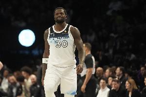 频繁造杀伤！兰德尔上半场6投3中&罚球9中8砍下14+3