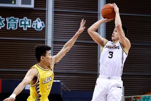 媒体人：季后赛强度高球员火气大正常 不激化矛盾真的见裁判功力