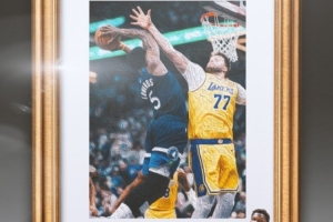 🤩建议保存！NBA官博晒名画：爱德华兹面对东契奇闪身飞扣！