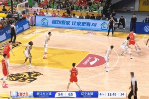 翻江倒海！胡金秋冲击篮筐 顶着防守强行勾手打板命中