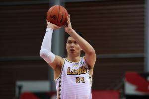 替补上场得吃得喝！许钟豪8分钟3中3拿下6分1篮板