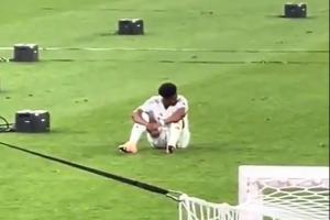 沮丧😔赛后琼阿梅尼被拍到一个人坐在球场上