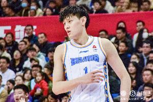 外线没谱！曾凡博半场4中1拿到5分2篮板 三分3中0