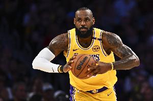 詹姆斯单场砍至少27分12板8助3断3帽 NBA季后赛历史首人