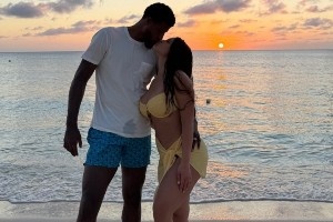 还是你会享受😍！乔治娇妻晒海边度假组照 美好生活惹人羡