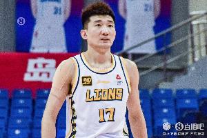 4次犯规影响发挥！孙铭徽半场11分钟4中3拿7分2板1断