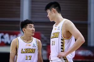 😎两位核心齐划水！孙铭徽&胡金秋合计只打35分钟拿9分