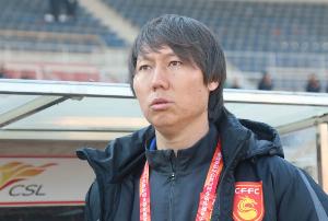 李铁案今天二审宣判，押解李铁的车辆已到达法院
