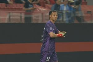 被冲撞后受伤！颜骏凌伤退，替补门将陈威领命登场！