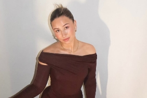 💔跟詹娜又分了？布克与美艳女郎夜晚出街🥵搂得忒紧