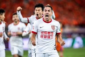 足球报：蓉城送申花赛季首败并登顶，面对Top5球队保持不败