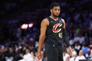 效率不高！米切尔半场16中7拿到15分 三分6中1