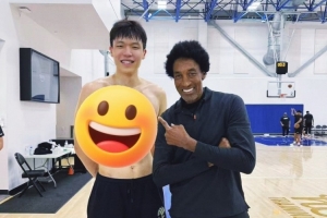 媒体人：杨瀚森训练时偶遇皮蓬 训练师介绍前者是“下一个姚明”