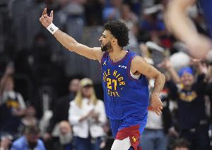 攻防兼备！穆雷19中9砍27+8+4断 下半场16分&防守也亮眼