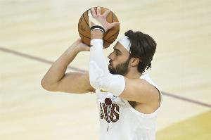 高效全能！斯特鲁斯12中8贡献20分7板7助 三分8中4