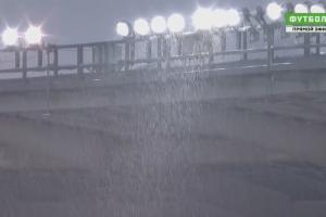 中场休息超20分钟！国米vs都灵雨势太大，球员迟迟未回场内