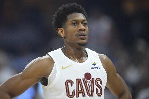 完全失去准星！亨特半场4中0仅拿5分2板 3次犯规