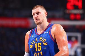 😖约基奇单个系列赛有多次单场至少40分15板5助 NBA历史首人