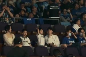 马龙全家都来了！一家四口现身首体现场观战CBA总决赛G4