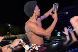 开心！巴尔德赤裸上身探出车子天窗，与巴萨球迷一起庆祝