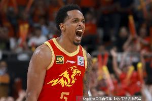 难救主！小巴里-布朗16中6拿到27分9助 罚球14中12