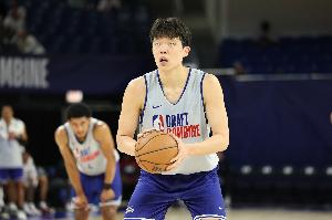 媒体人：杨瀚森登机返回洛杉矶 明天继续特训备战Pro Day试训