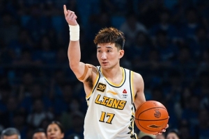孙铭徽：这么多年来不容易 这个冠军只是我们的第一步