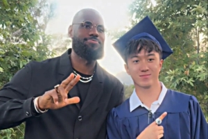 羡慕了😍老詹参加布莱斯毕业典礼 应儿子要求和同学合影