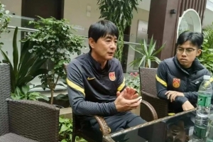 浮嶋敏：我们三名守门员都有实力，没有预料到下半场会出现红牌