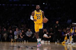 😉詹姆斯连续八年效力于湖人 个人NBA职业生涯最长