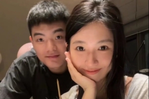 🥰甜蜜暴击！黎伊扬女友晒合照：🎂一起越来越好🥰