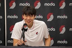杨瀚森回来打亚洲杯？媒体人：整体战略上 解决归化的问题更现实