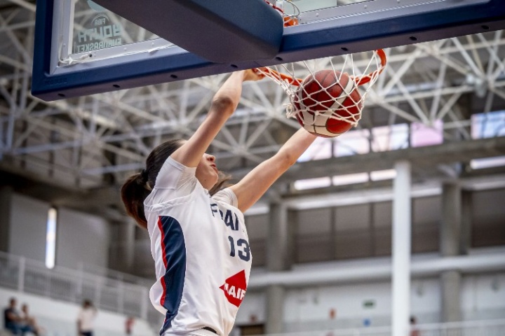 😲震惊解说！U18女篮欧锦赛 1米94的法国18岁小将双手炸扣！