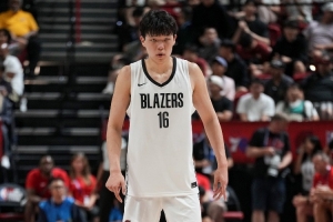 杨瀚森轰进2记三分🎯开拓者队记大秀中文：他正在升温！🤣