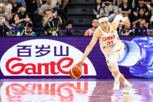 贾赛琪：之前没戴过发带 女篮精神就是场上场下都尽力帮助球队