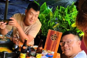 享受生活！王仕鹏晒视频与朋友打高尔夫：最佳损友