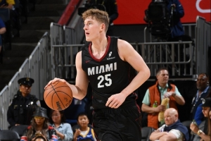 不在状态！20号秀亚库乔尼斯12投仅4中拿到15分出现5失误