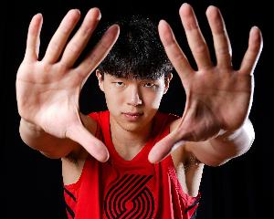 相当可以👍杨瀚森夏联至今场均10.8分5.3板3.8助2.3帽