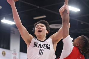 媒体人：对面内线很空时 杨瀚森上一场选择传球 这场他选择去杀伤