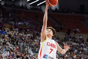 串联全队！杨力维6投3中 得到7分2篮板9助攻1抢断