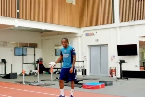 🏀胯下运球+投篮命中！马杜埃凯在阿森纳训练基地打篮球