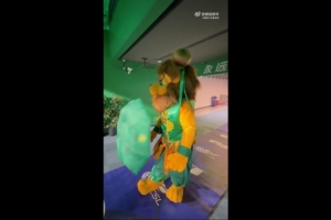 不容易！国安吉祥物热到有些中暑，急忙休息补了一瓶藿香正气