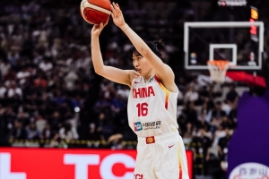 中国女篮上半场三分10中7 罗欣棫5中3&杨力维2中2 韩国女篮10中1