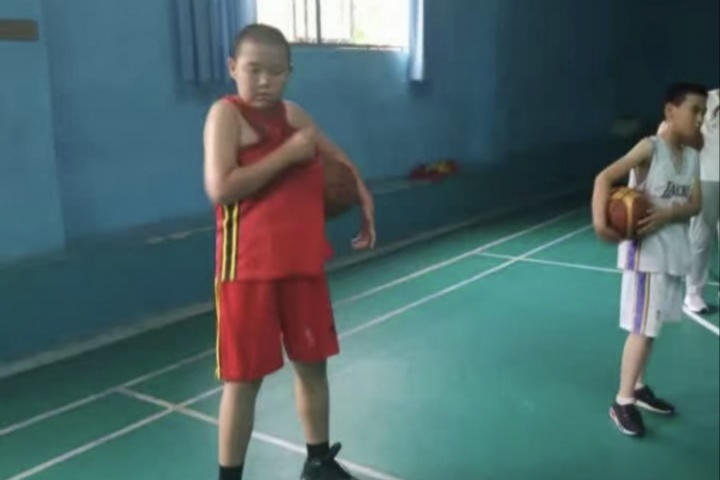 小胖子逆袭？🤣杨瀚森称接触篮球是因为父亲让他减肥 多运动